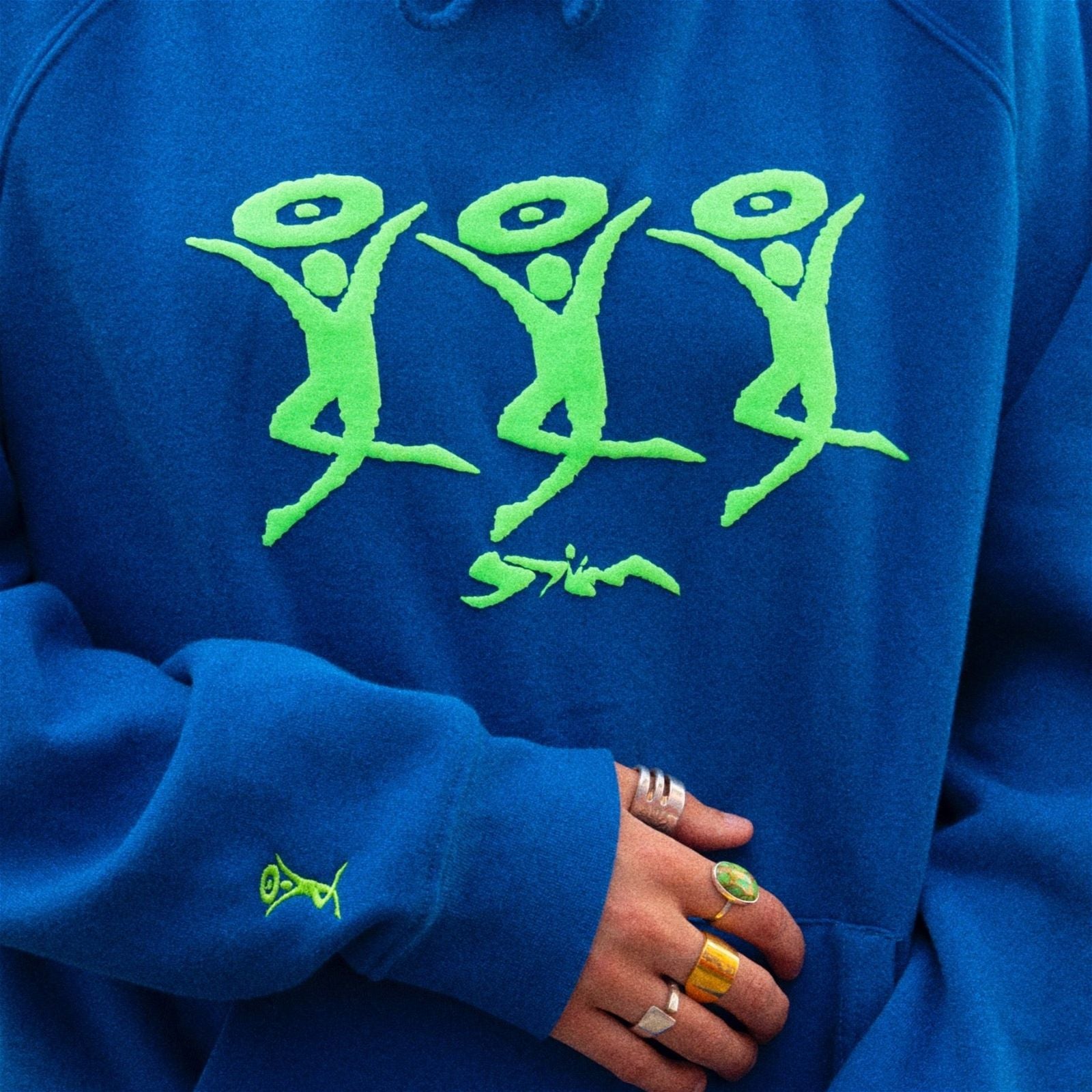 KEEP ON MOVIN! Hoodie - Royale Blue - STÜM Productions